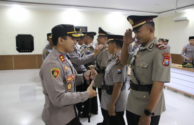 Foto: Kapolres Sumenep Akbp Edo Satya Kentriko.,S.H.,S.I.K.,M.H saat memimpin Upacara Serah Terima Jabatan