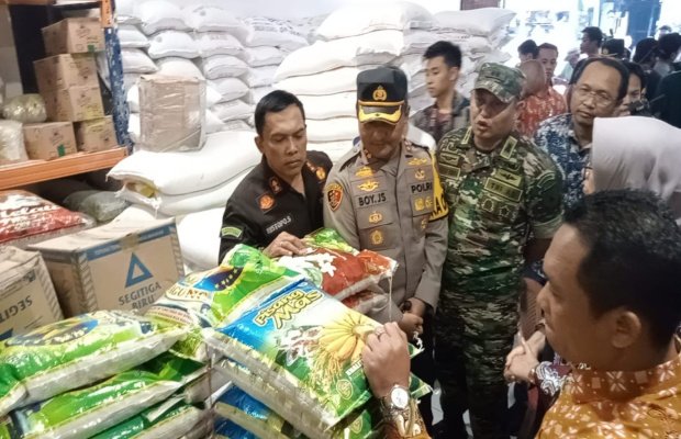 Foto : cek stok dan harga di Pasar Baru Lumajang
