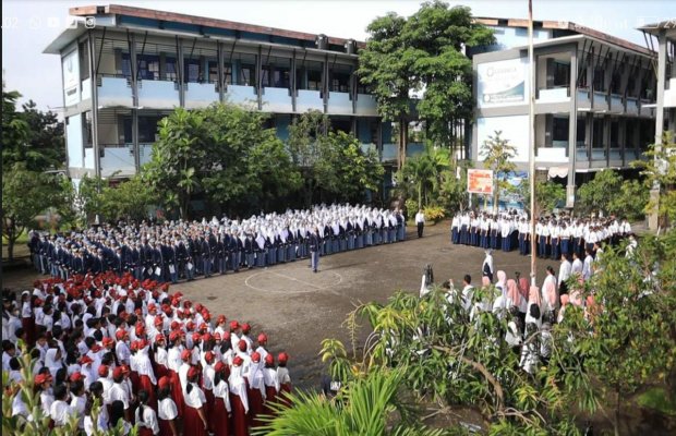 Foto : Pemecahan rekor MURI oleh warga Labschool Unesa dengan menyanyikan Mars BNN