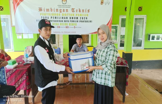 Foto: Kismawati, Ketua PPS Desa Beluk kenek, saat akan melepas petugas Pantarlih