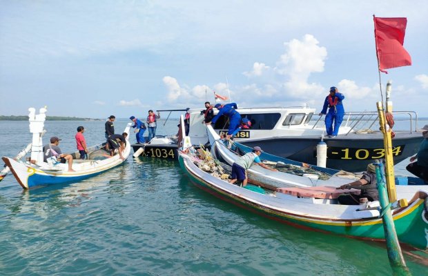 Foto: Sat Polairud Polres Sumenep saat memberikan ke pengguna transportasi laut