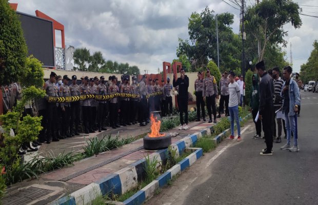 Foto: Para demonstran dari Dear Jatim berorasi di depan Kantor Bupati Sumenep
