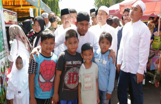 Foto: Bupati Sumenep Achmad Fauzi saat belanja gratis bersama anak yatim di bazar UMKM Pasar Minggu