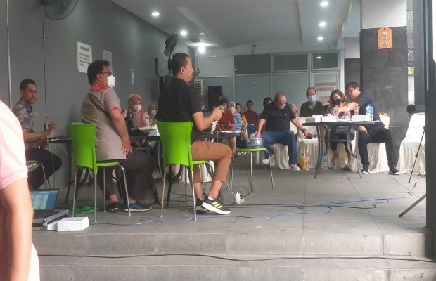Foto: saat pelaksanaan rapat pembentukan ketua pengurus dan pengawas di lantai 1 wahana kolam renang apartemen puri mas