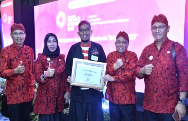 Foto: Bupati Sumenep Ach. Fauzi saat menerima penghargaan dari Kemenkes RI