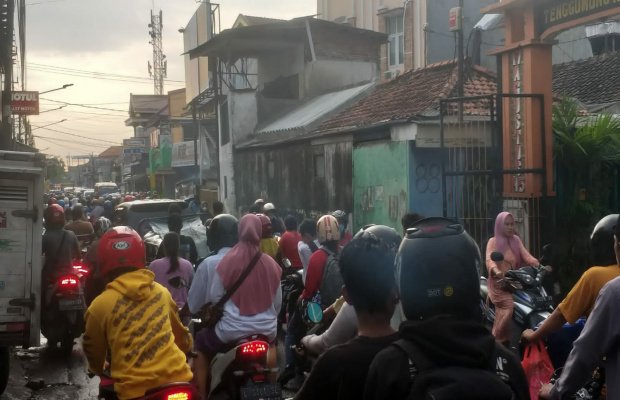 foto: lokasi kemacetan di jalan tenggumung baru surabaya, depan Toko walet 