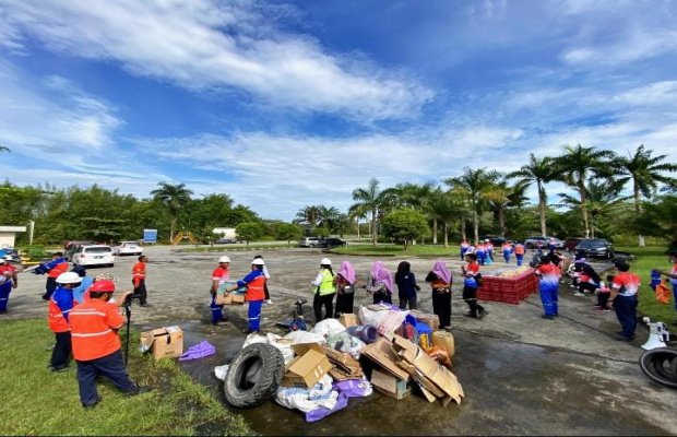 Foto : Para karyawan lagi bersih2 sampah
