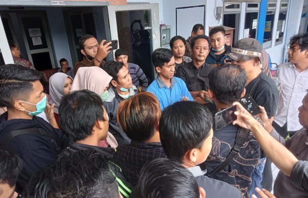 Foto: Puluhan buruh PT MUROCO Jember 