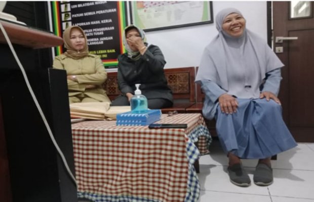 foto: Sumartini ASN Guru di SDN Negeri Gading V Surabaya ditengah dan dua guru lainnya