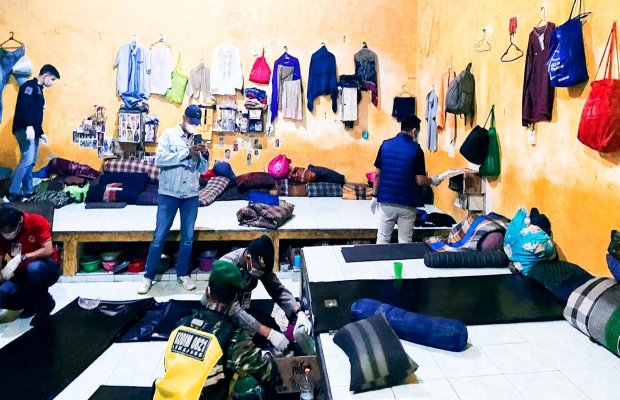 Foto : suasana pemeriksaan di dalam kamar warga hunian