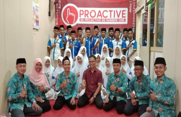 Foto: Siswa SMK Nurul Iman Ellak Daya dan Guru Pendamping Mengabadikan Moment Bersama Owner Proactive Robotics, Muhammad Chusnu