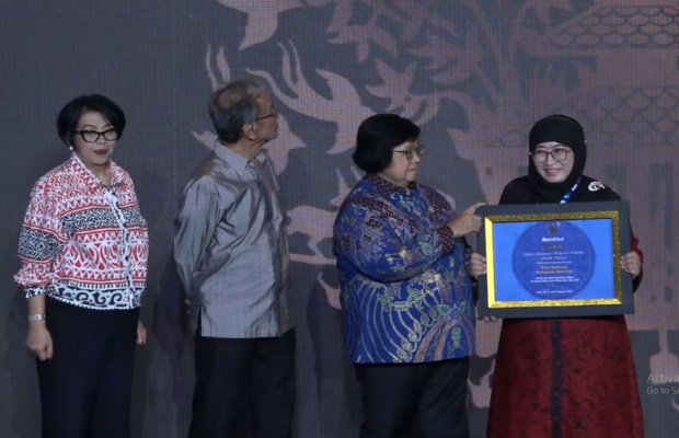 Foto: Wakil Bupati Sumenep Nyi Hj Dewi Khalifah saat menerima penghargaan Adipura Kencana dari Menteri Lingkungan Hidup dan Kehutanan Siti Nurbaya di Gedung Manggala Wana Bakti, Kementerian Lingkungan Hidup dan Kehutanan, Jakarta, Selasa (28/2/2023).