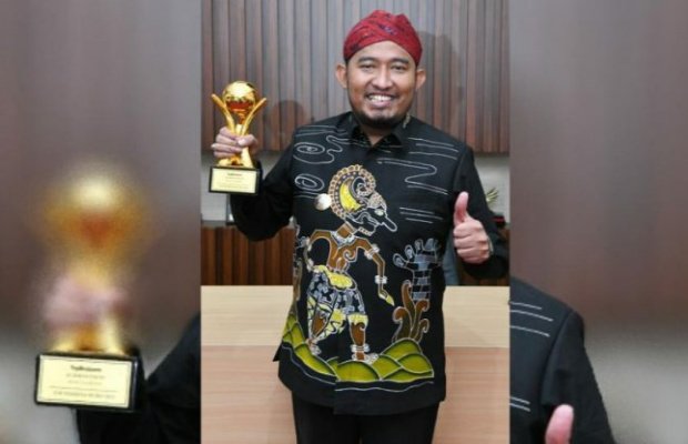 Foto: Bupati Sumenep, Achmad Fauzi, saat menerima penghargaan sebagai Top Pembina Badan Usaha Milik Daerah (BUMD) dari Majalah Top Business tahun 2022.