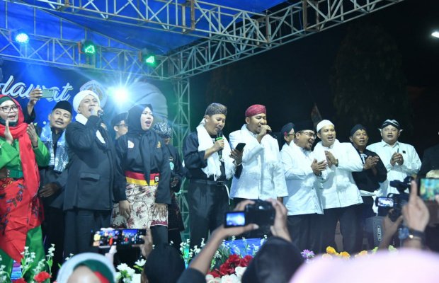 Foto: Bupati Fauzi, disela-sela acara 'Sumenep Bersholawat', di depan Labang Mesem Keraton
