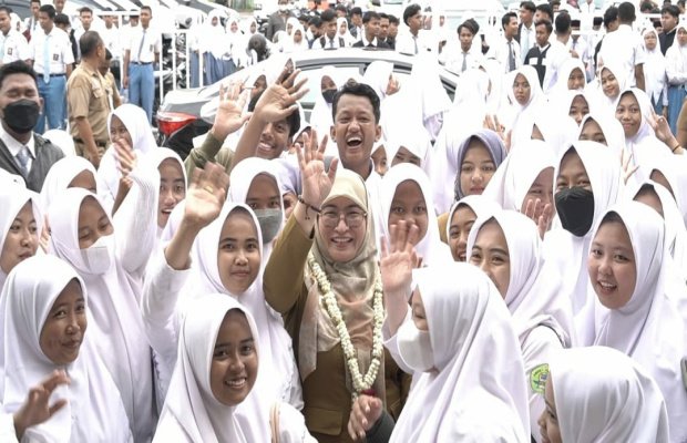 Foto: Wakil Bupati Sumenep Nyi Hj Dewi Khalifah saat foto selfie bersama ribuan siswa SMA/SMK