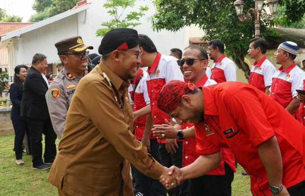 Foto: Bupati Sumenep Ach. Fauzi menyalami pengurus baru usai dilantik