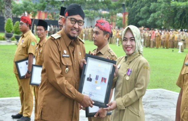Foto: (Dok. Pemkab Sumenep) Bupati Sumenep Achmad Fauzi saat memberikan penghargaan untuk tujuh desa berpredikat mandiri, Senin (30/1/2023).