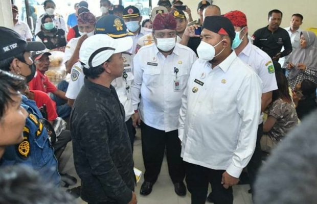 Foto: Bupati Achmad Fauzi saat mengunjungi penumpang yang tertahan di Pelabuhan Kalianget Sumenep