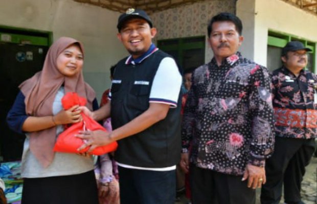 Foto: Bupati Sumenep Ach. Fauzi saat menyerakan Bantuan Pihak Ketiga kepada Korban Banjir Bandang di Desa Sendir 