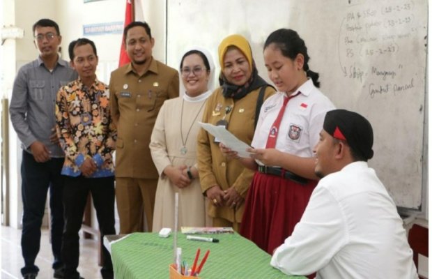 Foto: Bupati Fauzi saat menemui Velerika Maria Hermowanto SDK Sang Timur