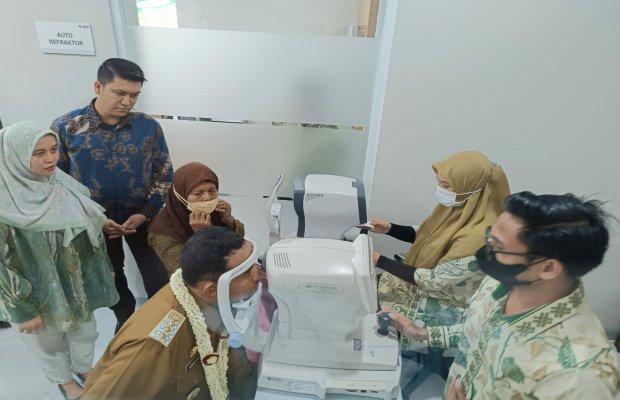 Foto: Bupati Fauzi saat meninjau pengujian pemeriksaan mata 