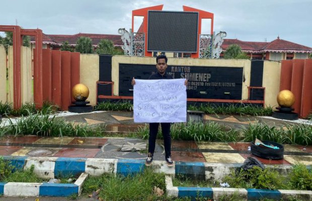 Foto: Tolak Amir, saat melakukan aksi tolak tambang galian C di depan Kantor Bupati Sumenep pada, Kamis (2/3/2023)