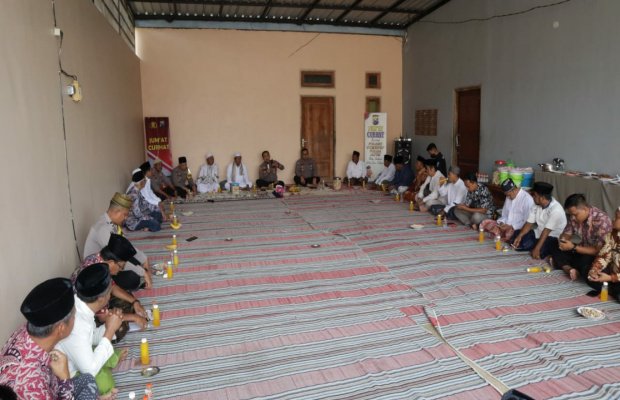 Foto: Kapolres Sumenep saat menggelar Jumat Curhat dengan AKD di Desa Manding Daya