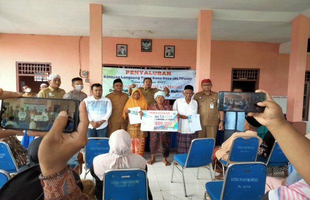 Foto: Plt. Camat Rubaru Indra Hermawan Menghadiri Penyaluran BLT-DD di Balai Desa Pakondang