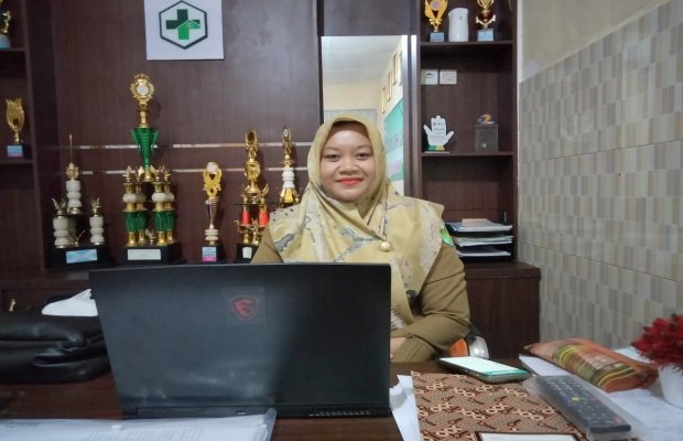 Foto: Kepala Puskesmas Rubaru Desy Febryana,S.ST., M.M.Kes., Saat Ditemui di Ruang Kerjanya.
