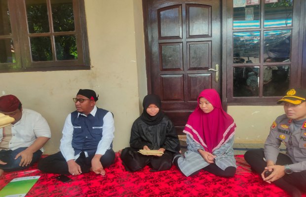 Foto: Bupati Sumenep Ach. Fauzi saat menyambangi keluarga korban kebaķaran Depo Pertamina di Sarokah