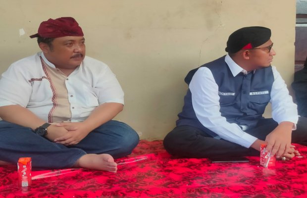 Foto: Kadinsos P3A Sumenep saat menemani Bupati Fauzi memberikan santunan