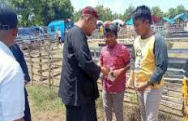 Foto:Bupati Fauzi saat menyantuni anak yatim sebelum acara pembukaan kerapan kambing championship 2023