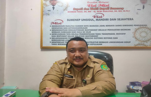 Foto: Kepala Dinas Sosial P3A Sumenep, Achmad Dzulkarnain saat ditemui di ruang kerjanya