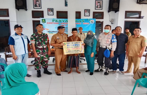 Foto: Penyaluran BLT-DD Tahun 2023 di Balai Desa Ellak Laok, Lenteng, Sumenep.