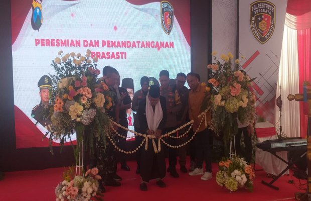 Foto : Kapolrestabes Surabaya didampingi Kasat Reskrim AKBP Mirzal Maulana dan Pejabat dari Pemkot Surabaya