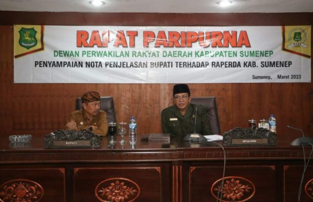 Foto: Ketua DPRD Sumenep saat memimpin sidang paripurna mendengarkan nota penjelasan bupati terkait tiga Rapeda perubahan (ibnu)