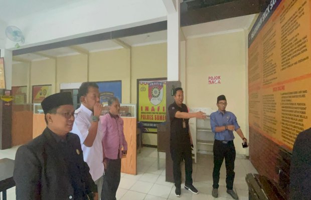 Foto: Putugas SKCK menunjukan Layanan informasi kepada para komisaris Komisi Informasi Sumenep yang berkunjung ke Layanan SKCK Polres Sumenep