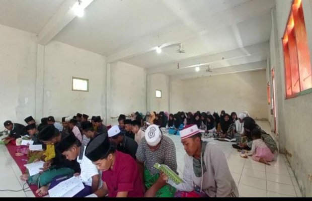 Foto: Santri Putra dan Putri Miftahul Huda, Ellak Laok, Mengikuti Pelatihan Baca Kitab Kuning Cepat di Auditorium Kiai Zakaria.