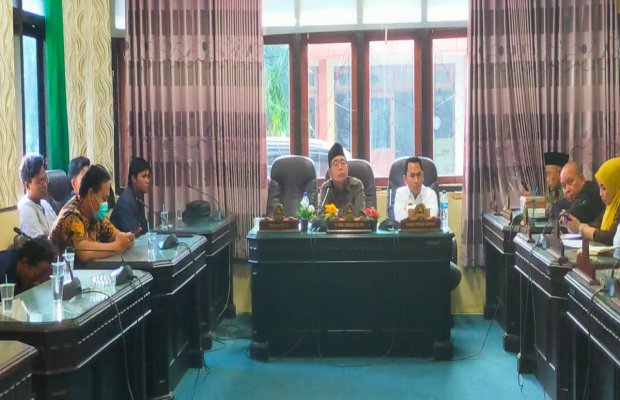 Foto: Masyarakat Desa Gersik Putih saat mengadu ke Komisi Ii DPRD sumenep