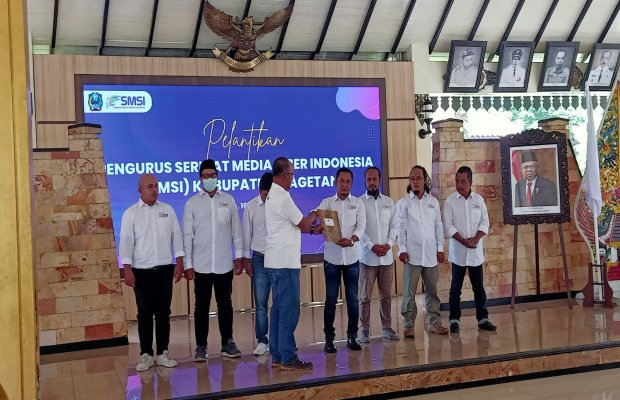 Foto:  Wakil Ketua SMSI Jatim menyerahkan SK dan pataka kepada Ketua SMSI Magetan. 