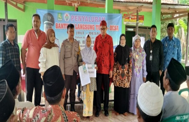 Foto: Salah Satu Para KPM di Desa Bunbarat Saat Menerima BLT-DD 2023