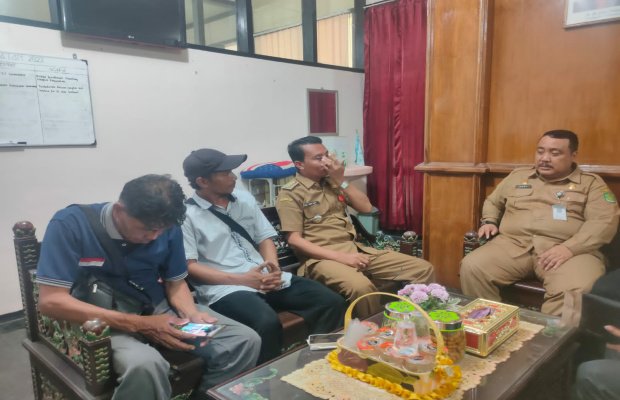 Foto: Kadinsos P3A Sumenep, Achmad Dzulkarnain bersama Camat Giligenting dan keluarga korban