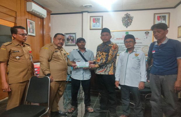 Foto: Dinsos P3A dan Baznas saat menyerahkan santunan kepada keluarga korban kebakaran depo pertamina plumpang