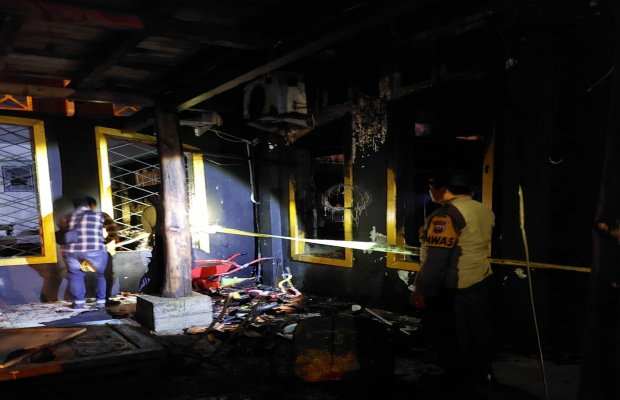 Foto: Toko Komputer Tricomp di jalan Kapten Tesna, Timur Taman Bunga Sumenep, hangus terbakar