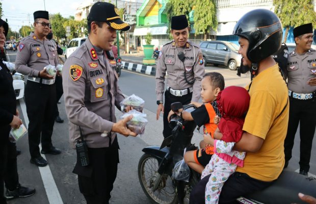 Foto: Kapolres Sumenep AKBP Edo Satya Kentriko saat membagikan takjil gratis kepada pengguna jalan