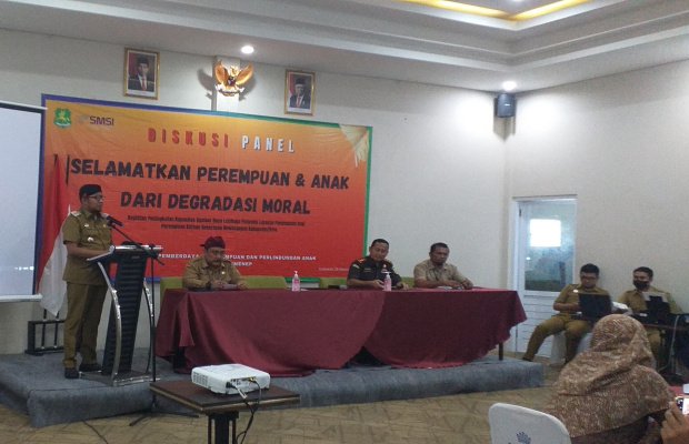 Foto: Bupati Sumenep Ach. Fauzi saat memberikan sambutan diacara diskusi panel 