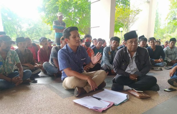 Foto: Warga Desa Morombuh - Bangkalan saat Datangi Kantor Pemkab