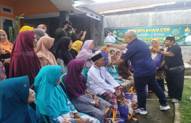 Foto: Bupati Jember dan BUMdesma Lampeji Salurkan Ratusan Bansos pada lansia