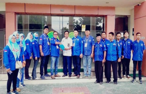 Foto : serah terima surat yang akan diteruskan ke MA. Petugas Pengadilan Negeri Lumajang (kemeja putih).
