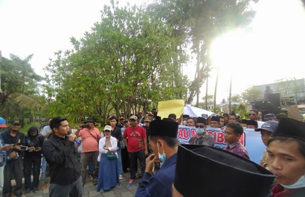 Foto: Ratusan Massa Dari Tiga Desa saat mengdemo Kantor Pemkab